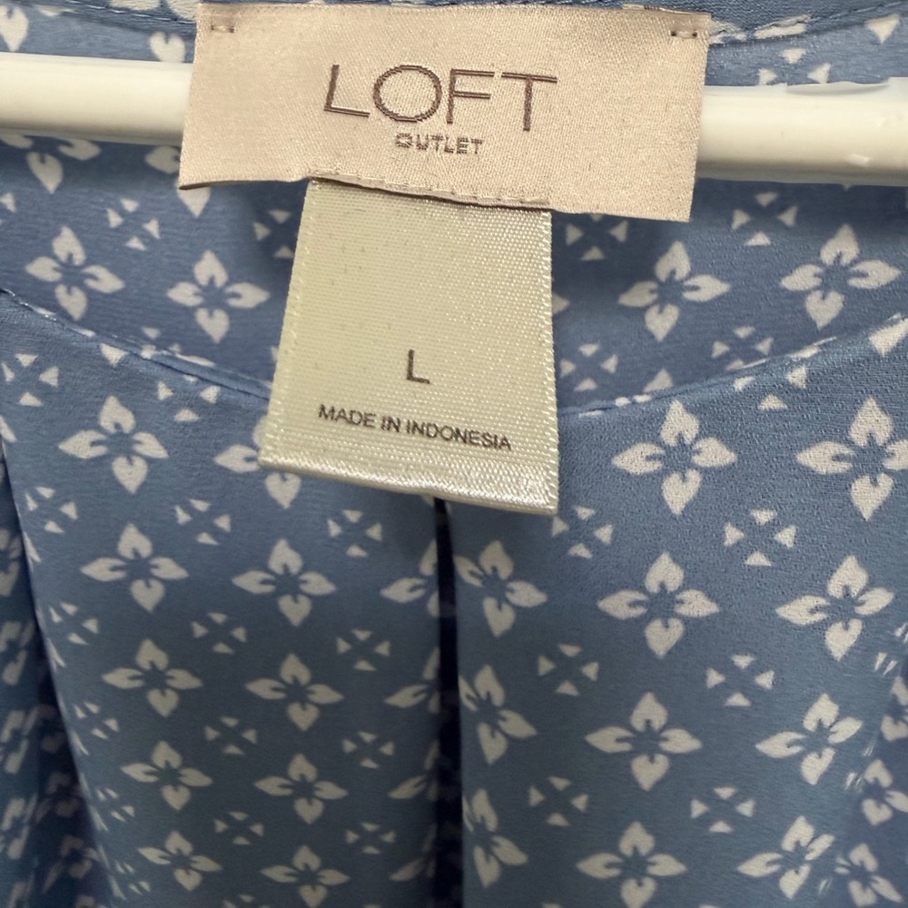 LOFT Light Blue & White Geometric & Floral Design, Sleeveless Blouse, Size L - Picture 6 of 6